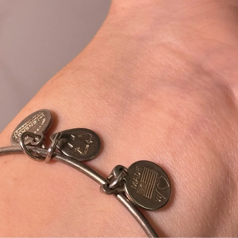 Elegant Silver Bracelet with Amber Accent - Picture 4 of 4